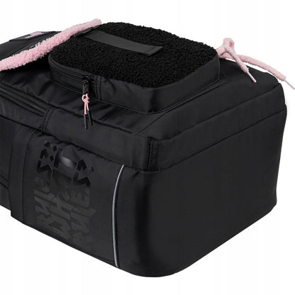 Stabilne i wzmocnione dno chroniące zawartość plecaka przed brudem.