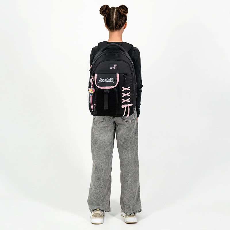 Modelka prezentująca dopasowanie i rozmiar czarnego plecaka Aggretsuko.