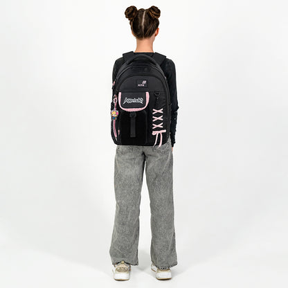 Modelka prezentująca dopasowanie i rozmiar czarnego plecaka Aggretsuko.