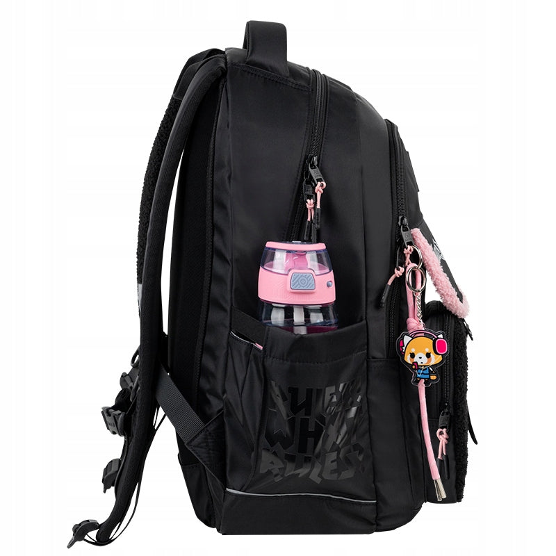 Zbliżenie na boczną kieszeń z siatki, idealną na bidon, butelkę wody lub mały termos.