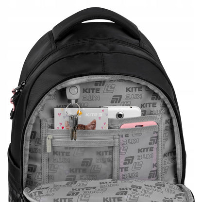 Funkcjonalny organizer wewnątrz plecaka z odpinanym brelokiem na klucze.