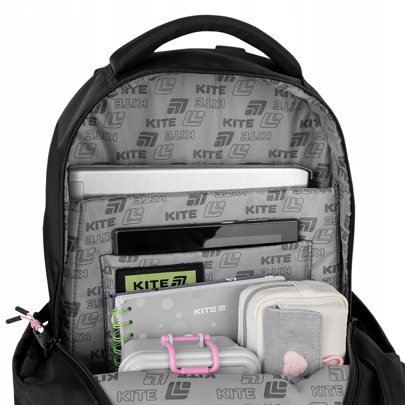 Wewnętrzna, zabezpieczona przegroda na laptop w komorze głównej.