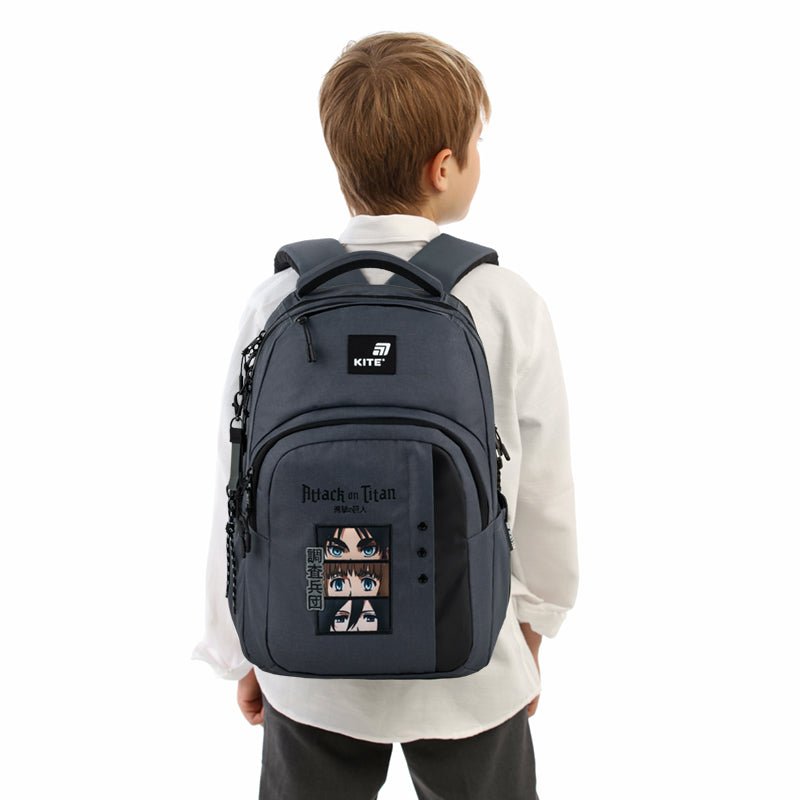 Kite Attack of Titan – młodzieżowy plecak w szarym kolorze, z kieszenią na tablet i wygodnymi ramiączkami.