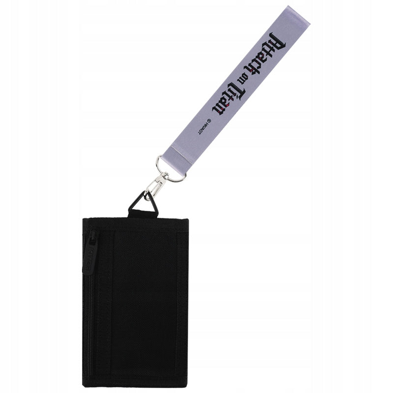 Brelok anime przypięty do portfela jako stylowy dodatek codzienny.