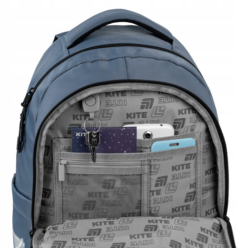 Funkcjonalny organizer wewnątrz plecaka z odpinanym brelokiem na klucze.