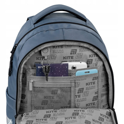 Funkcjonalny organizer wewnątrz plecaka z odpinanym brelokiem na klucze.