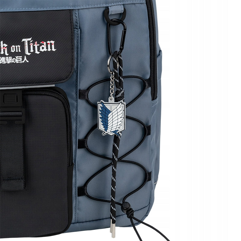 Tematyczna zawieszka z motywem anime przy niebieskim plecaku Kite.