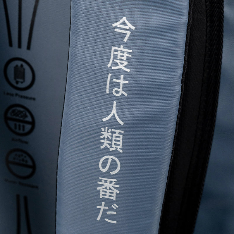 Elementy odblaskowe na niebieskim materiale zwiększające widoczność po zmroku.