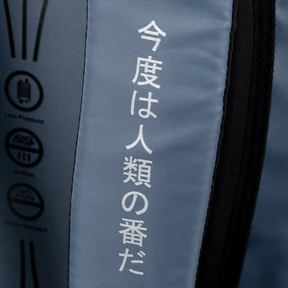 Elementy odblaskowe na niebieskim materiale zwiększające widoczność po zmroku.