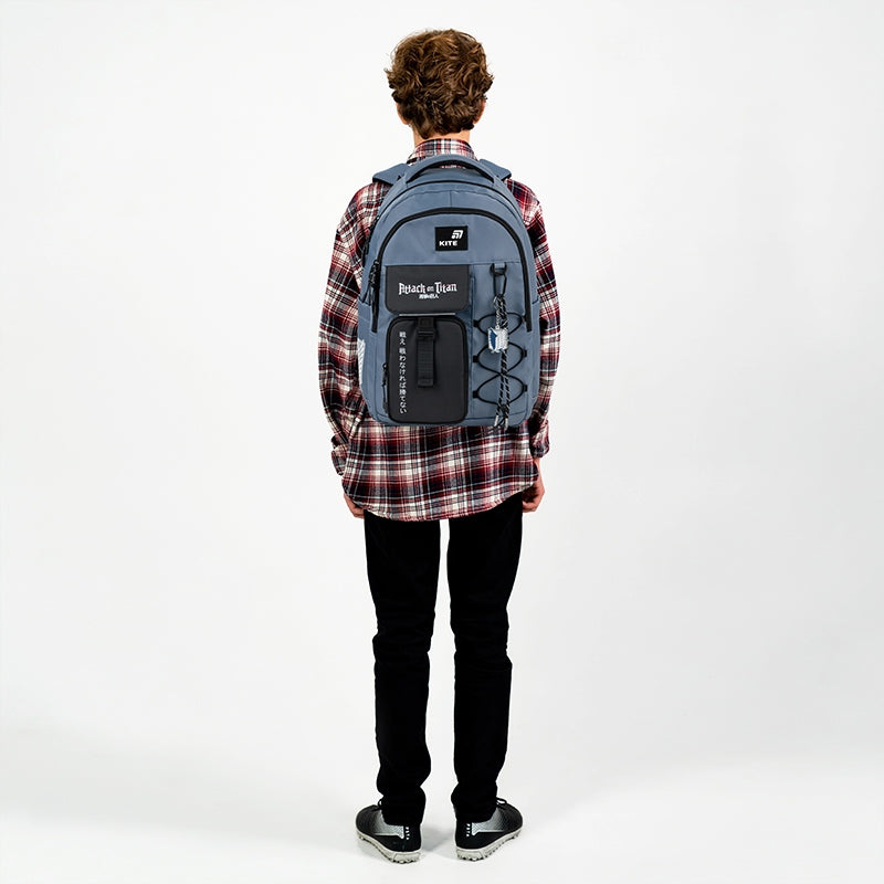 Model prezentujący dopasowanie i wielkość niebieskiego plecaka Attack on Titan.