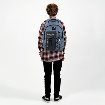 Model prezentujący dopasowanie i wielkość niebieskiego plecaka Attack on Titan.