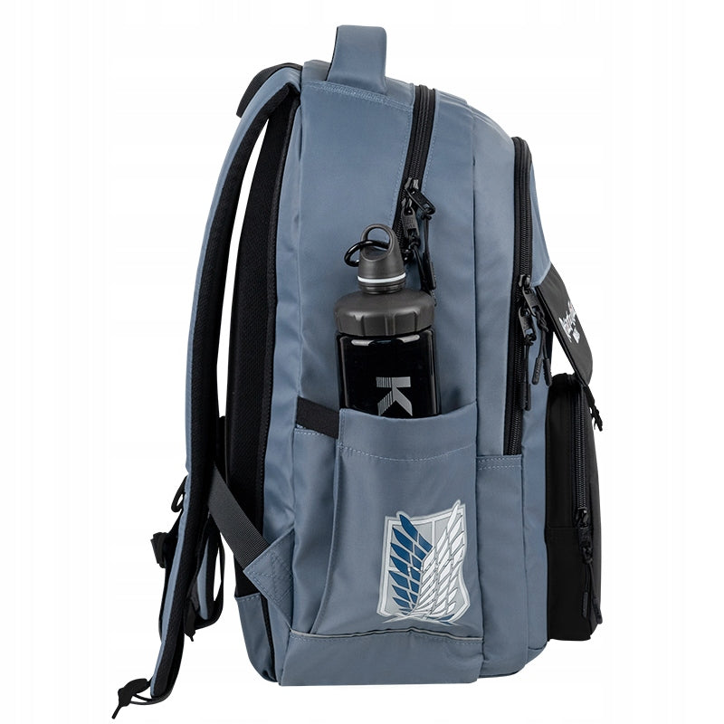 Zbliżenie na boczną kieszeń z siatki, idealną na bidon, butelkę wody lub mały termos.