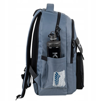 Zbliżenie na boczną kieszeń z siatki, idealną na bidon, butelkę wody lub mały termos.