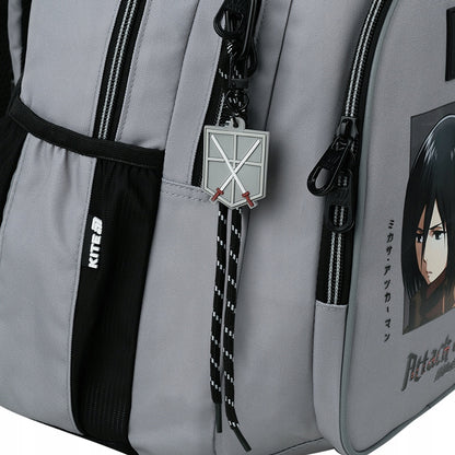 Zbliżenie na unikalną zawieszkę z motywem Attack on Titan przy suwaku.