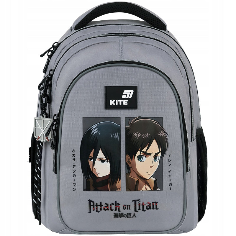 Plecak szkolny Kite Attack on Titan z wypukłym nadrukiem 3D i ozdobnym brelokiem.