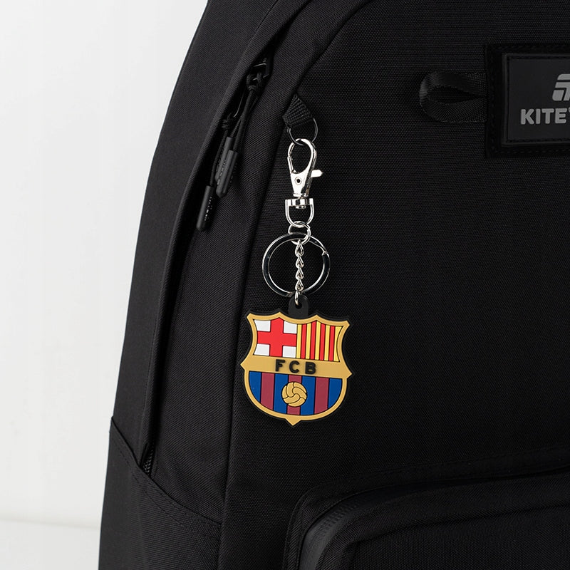 Brelok FC Barcelona przypięty do plecaka