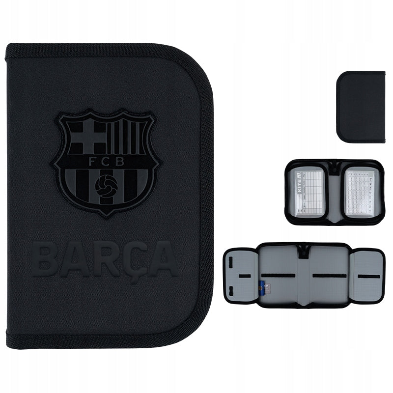 Zestawienie ujęć czarnego piórnika Kite FC Barcelona z każdej strony pokazujące detale nadruku 3D.