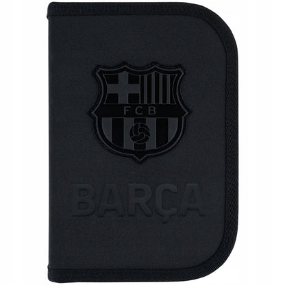 Przedni panel czarnego piórnika z herbem FC Barcelona i efektownym nadrukiem 3D.