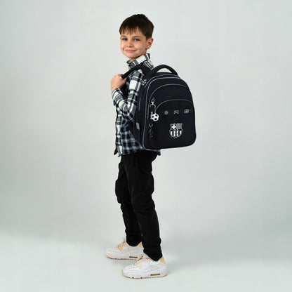 Plecak ortopedyczny Kite FC Barcelona noszony przez chłopca