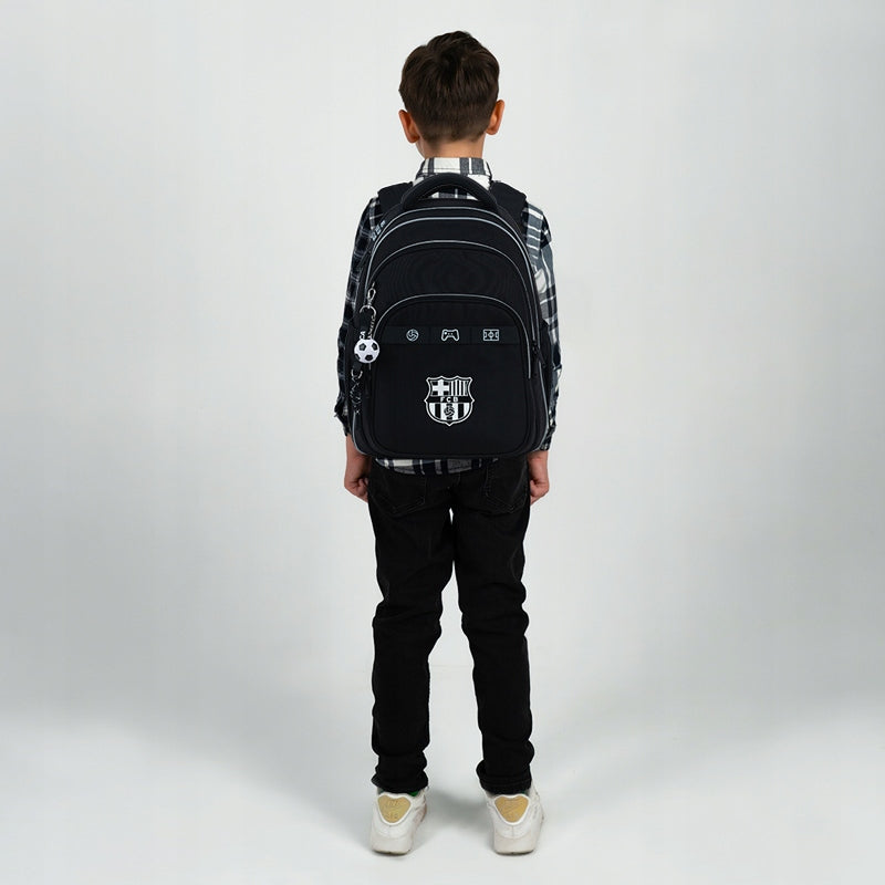 Plecak szkolny Kite FC Barcelona na plecach dziecka