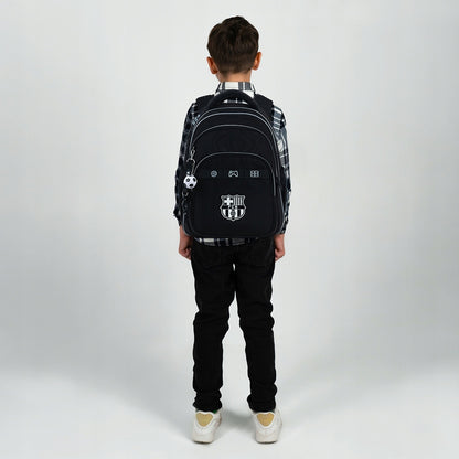 Plecak szkolny Kite FC Barcelona na plecach dziecka