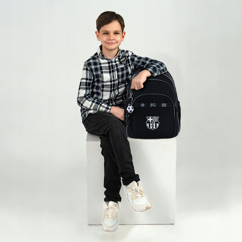 Chłopiec z plecakiem szkolnym Kite FC Barcelona