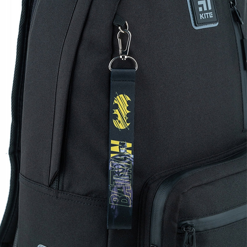 Brelok Batman przypięty do plecaka szkolnego chłopca