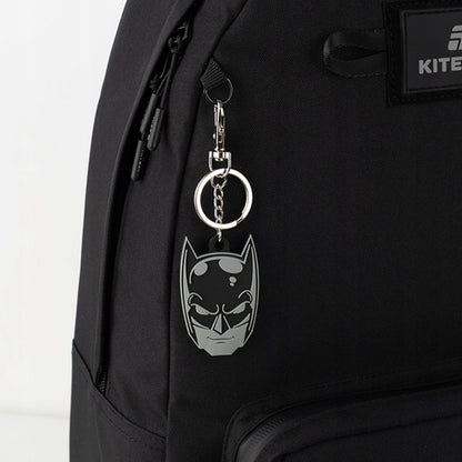 Brelok Batman przypięty do plecaka chłopięcego