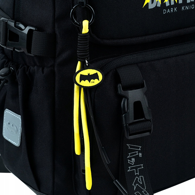 Zbliżenie na dekoracyjny brelok przy zamku plecaka Kite Batman.