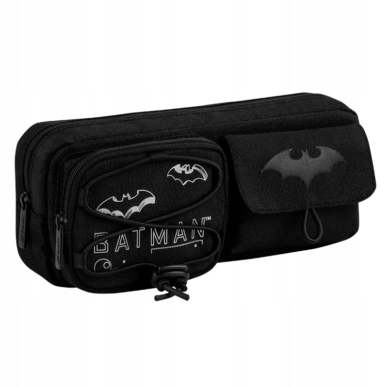 Piórnik dla dzieci perspektywa frontowa eksponująca wypukły emblemat Batmana oraz techniczny splot 3D.