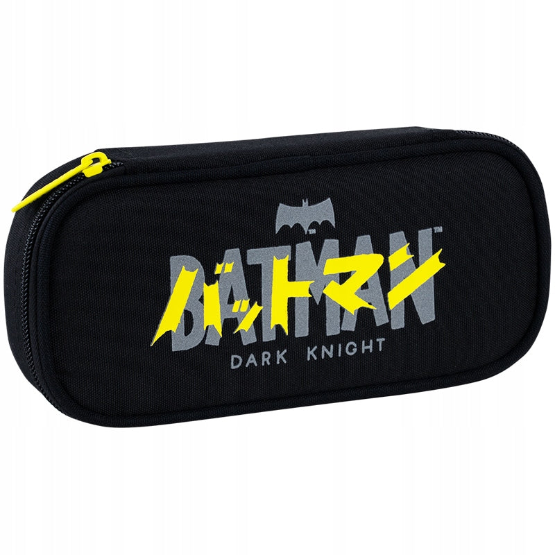 Piórnik chłopięcy Batman przód z żółtym logo i gumową naszywką.