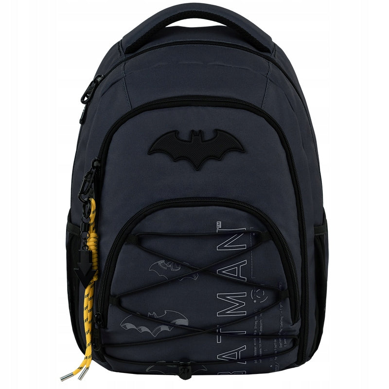 Front plecaka Kite Batman z widocznym dekoracyjnym sznurowaniem i nadrukiem 3D.