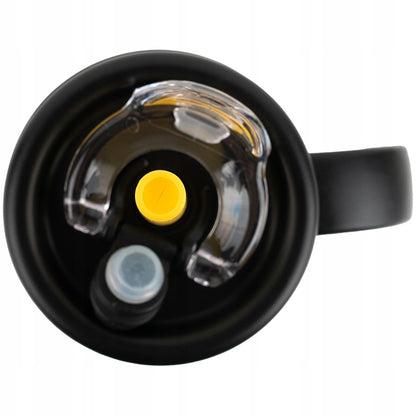 Kubek termiczny ze słomką – funkcja ułatwiająca picie chłodnej wody bez przechylania.