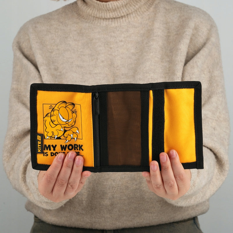 Portfel Kite Garfield w dłoniach dziecka podczas płacenia.