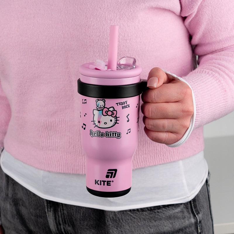 Kubek dla dziewczynki o pojemności 530 ml trzymany za rączkę – pokazanie stabilnego chwytu.