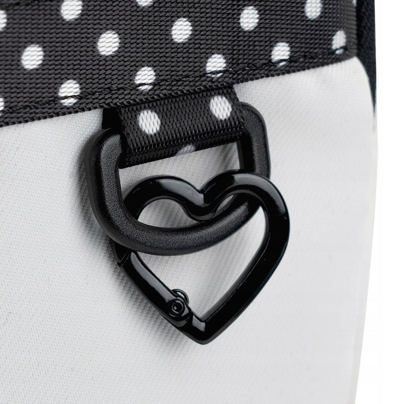 Zbliżenie na solidny metalowy karabińczyk przy przedniej kieszeni plecaka Kite.