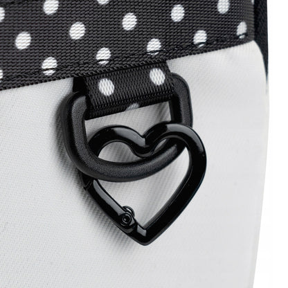 Zbliżenie na solidny metalowy karabińczyk przy przedniej kieszeni plecaka Kite.