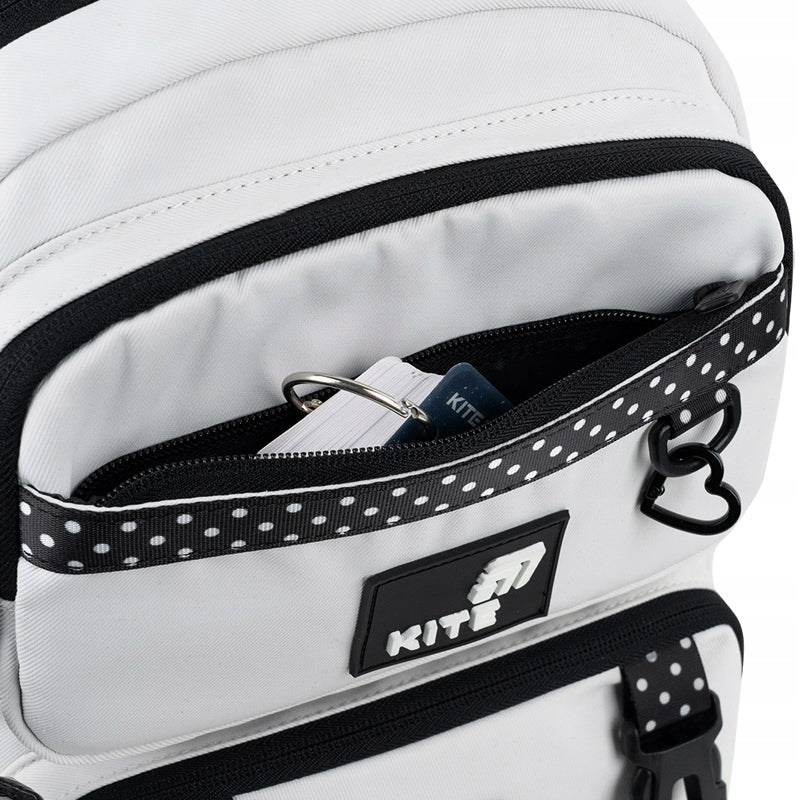 Przednia kieszeń zewnętrzna na drobne akcesoria.