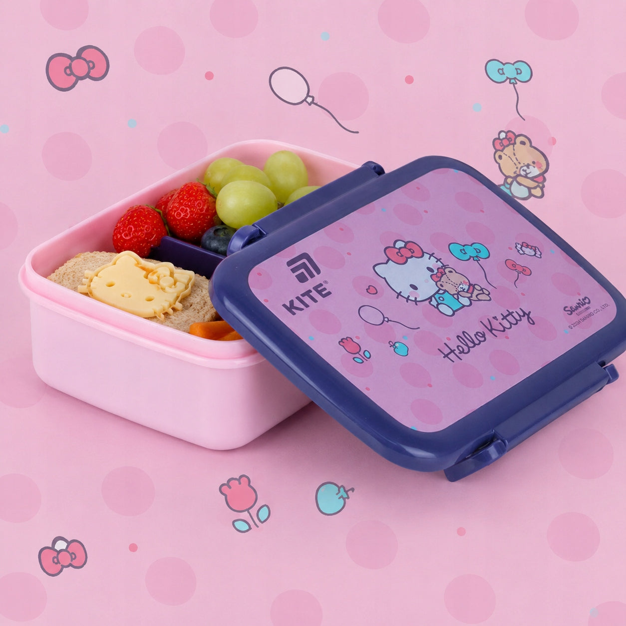 Snackbox Hello Kitty wypełniony kolorowymi i zdrowymi smakołykami.