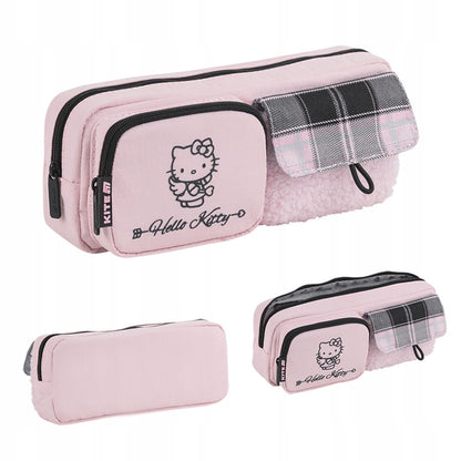Piórnik saszetka Hello Kitty w pastelowym różu wykonany z puszystego materiału z widocznymi kieszonkami.