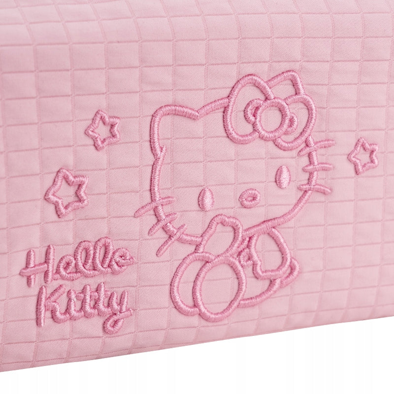 Piórniki szkolne detal – zbliżenie na wysokiej jakości wypukły haft Hello Kitty.