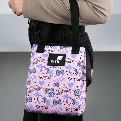 Osoba trzymająca różowy lunchbag Hello Kitty w dłoniach.