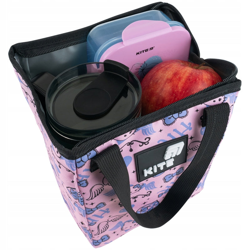 Otwarta torba Hello Kitty z lunchboxami i owocami w środku.