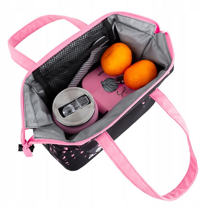 Otwarta torba Kuromi z zapakowanym lunchboxem i owocami.