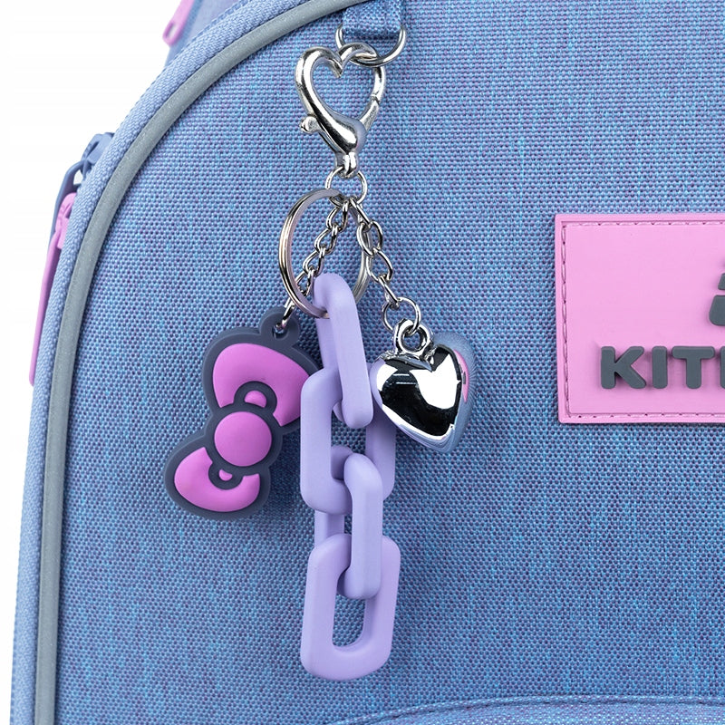Dekoracyjny brelok Hello Kitty przy tornistrze szkolnym Kite