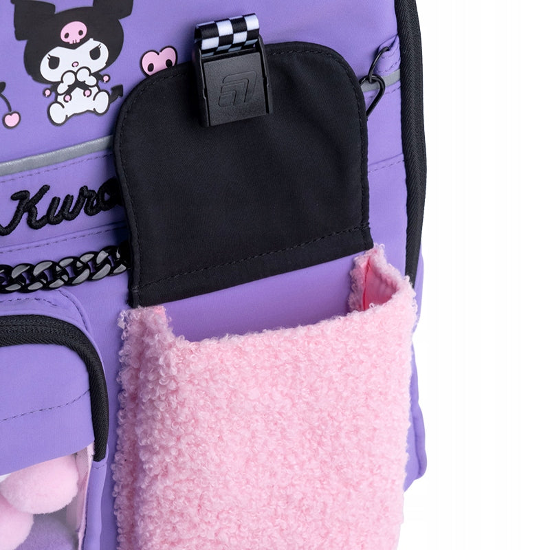 dekoracja: nadruk trójwymiarowy, wstążka z nadrukiem, kieszeń wykonana z miękkiej i teksturowanej tkaniny boucle, ozdobny łańcuszek.