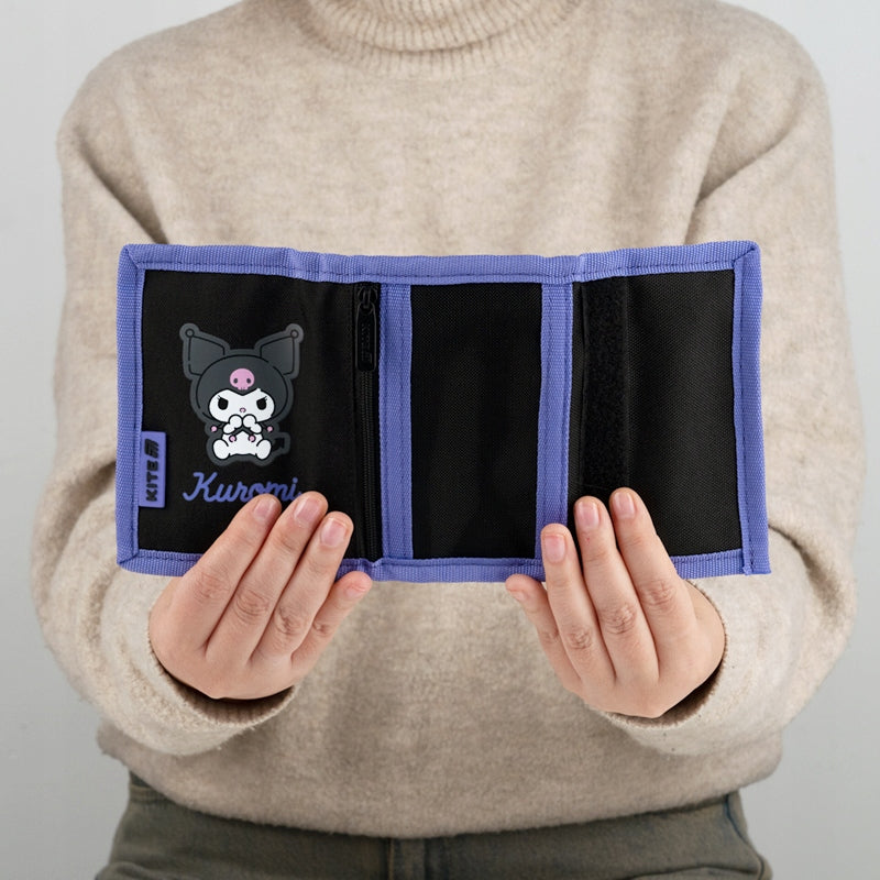Portfel Kite Kuromi w rękach dziecka podczas codziennego użytkowania.