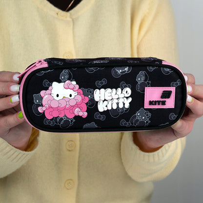 Saszetka z kotkiem Hello Kitty trzymana w dłoniach przez uczennicę.