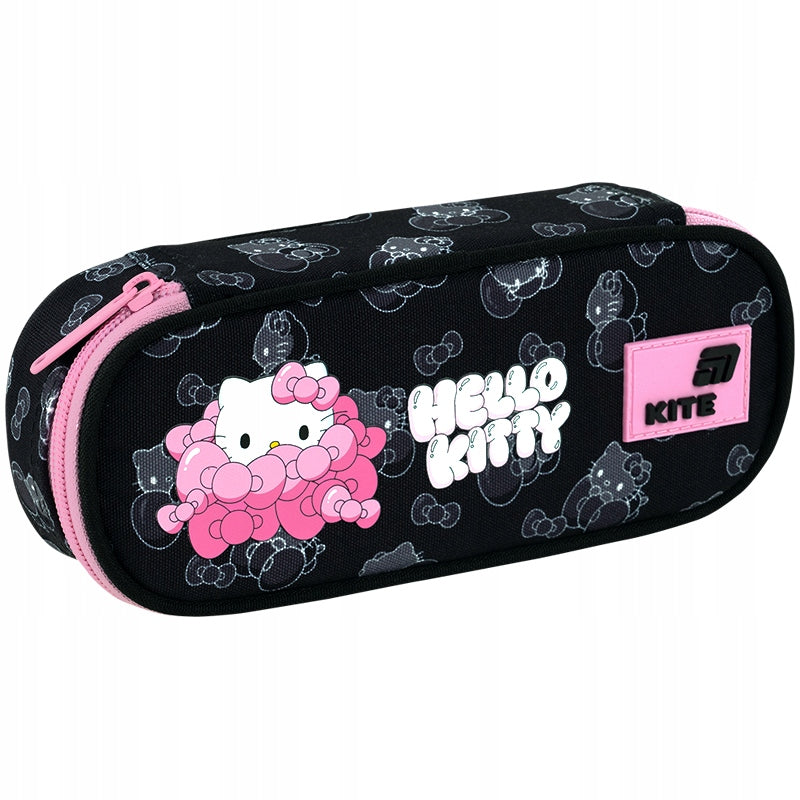 Przedni panel czarnego piórnika z nadrukiem Hello Kitty i naszywką.