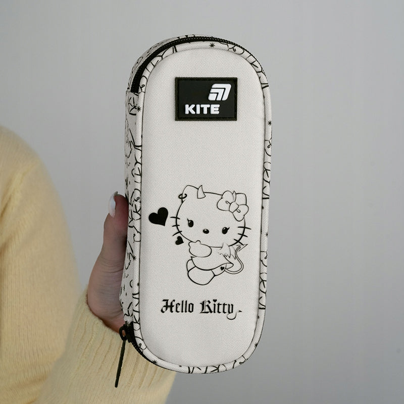 Zamknięty piórnik z kotkiem Hello Kitty trzymany w dłoniach.